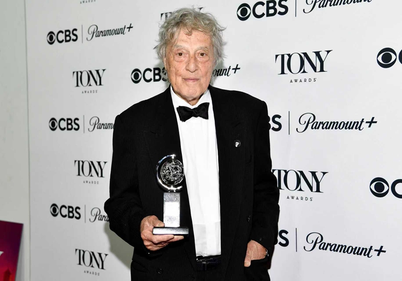 汤姆·斯托帕（Tom Stoppard，1937年7月3日~2025年11月29日），本名汤姆斯•施特劳斯勒，出生于捷克的犹太家庭，英国著名剧作家。其作品涵盖舞台剧、电影及广播剧，代表作为《罗森格兰兹和吉尔登斯吞死了》《莎翁情史》《跳跃者》等，曾获第71届奥斯卡金像奖最佳原创剧本奖，并四度斩获托尼奖及英国笔会•品特奖。1997年获授骑士爵位，2000年获英国功绩勋章。2020年的自传体话剧《利奥波德城》，获奥利弗最佳新剧奖及4项托尼奖。 视觉中国图